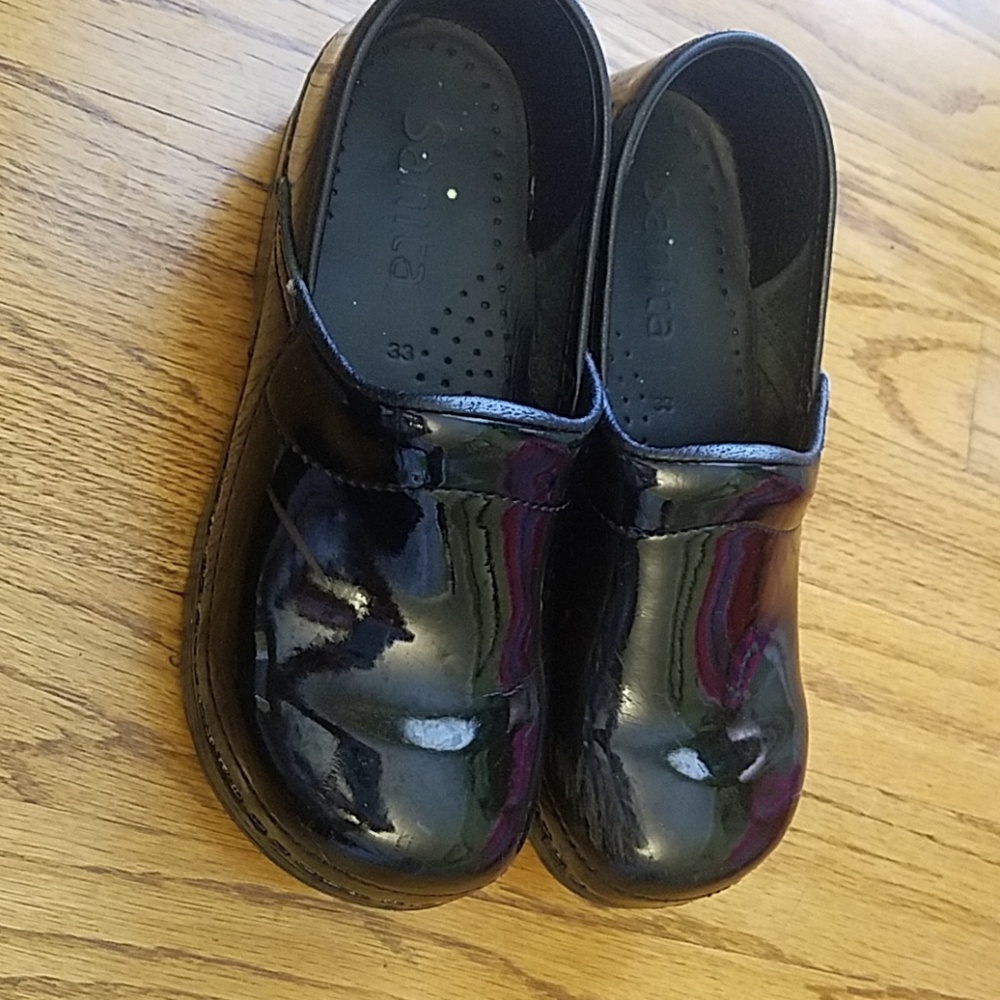 Sanitation black patented leather clogs